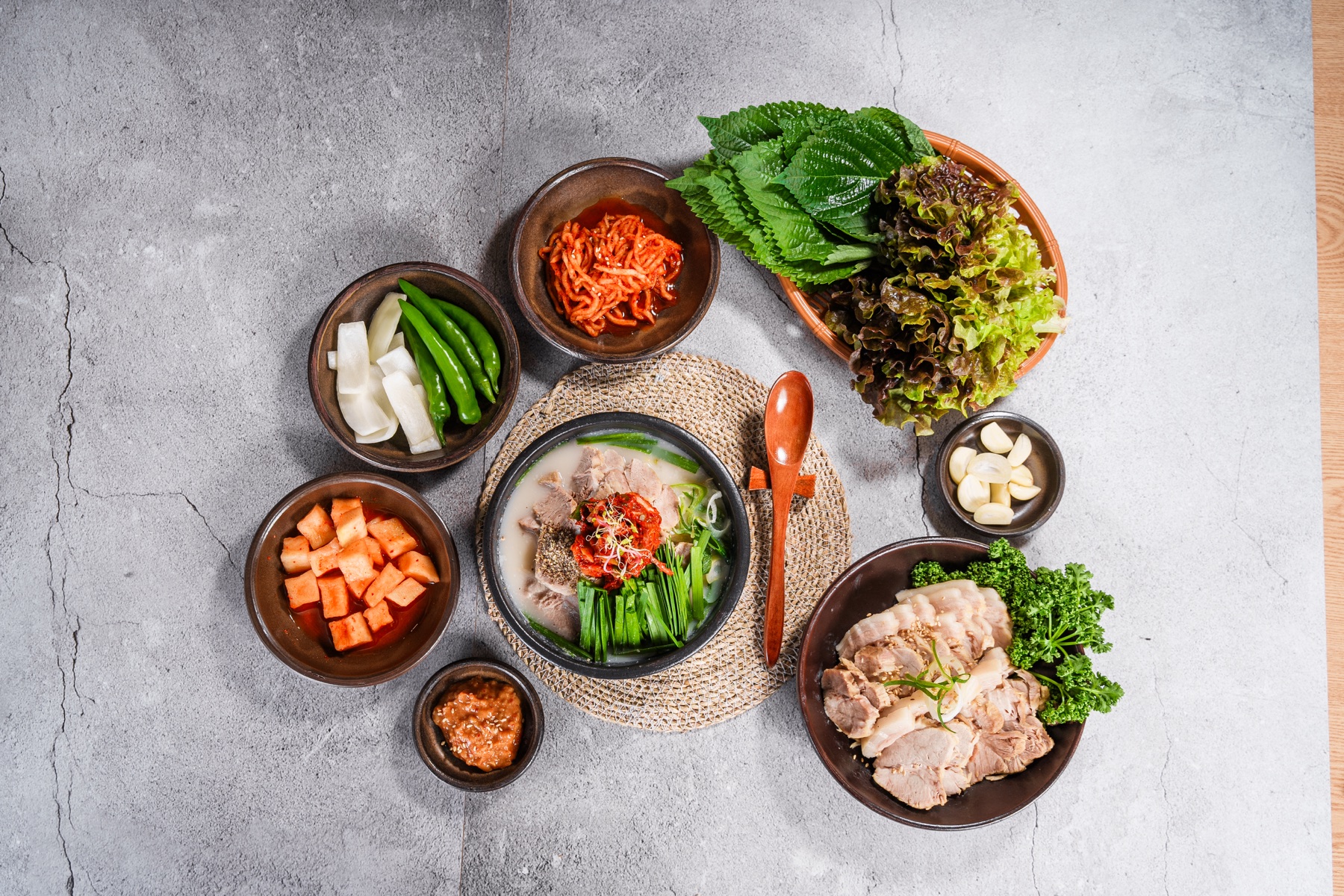수육국밥과 수육, 반찬이 차려진 조선탕반 한 상